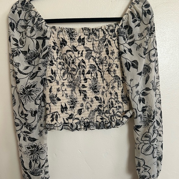 Small light yellow blouse with flowers. - Picture 3 of 4